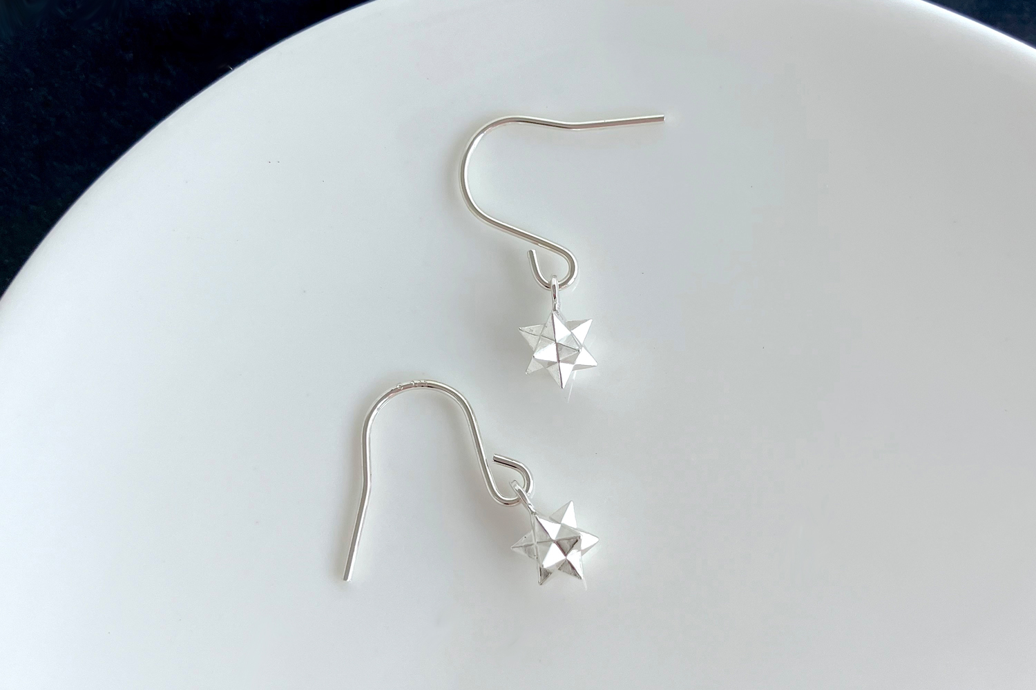 揺れるきらめく小さな星のフックピアス